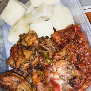 L'igname bouillir au poulet 