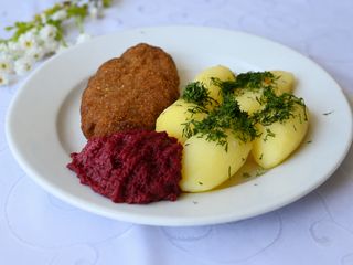 Kotlet mielony, ziemniaki, buraki