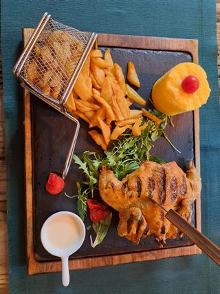 Cocoșel de munte cu cartofi prăjiți, mămăligă și mujdei