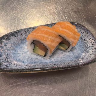 71. Salmón uramaki roll