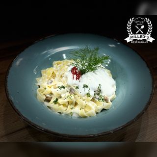 Tăiţei cu brânză și smântână, slănină și mărar 