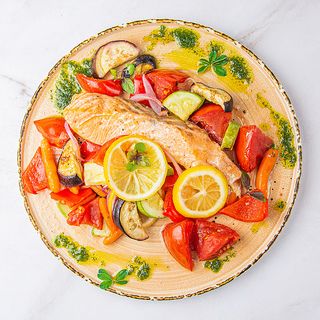 Лосось запеченный с овощами