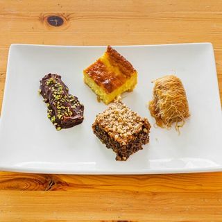 Dolci Misti Un viaggio tra i dolci più amati, in un unico piatto.