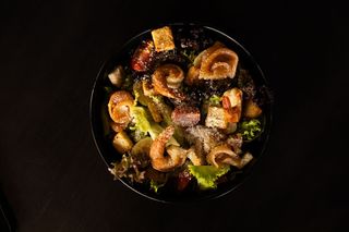 Салат з креветками та слабосоленим лососем (330г)