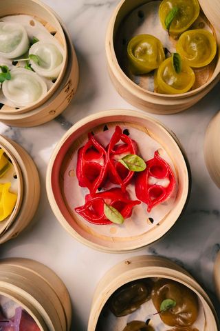 Dimsum di branzino sfoglia di barbabietola