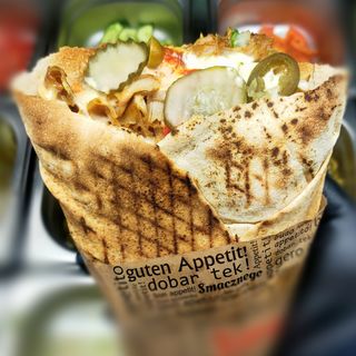 Zain z surówkami pita