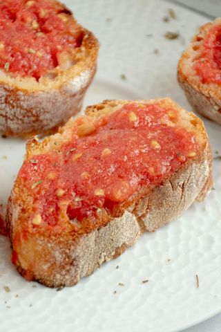Tapa de pan con tomate