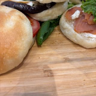 Panino o pizza farcito pomodoro e mozzarella