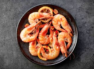 creveţi gratinaţi cu sos de rosii si busuioc