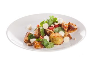 Салат с хрустящими баклажанами под кисло-сладким соусом (200 гр.)