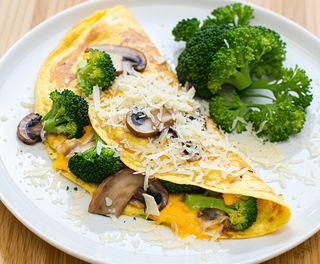 Omleta cu brocoli, ciuperci, branza si parmezan