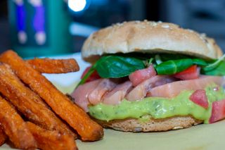 Panino con sashimi di salmone