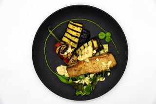 File de somon in crusta de caju si pappardelle cu pesto