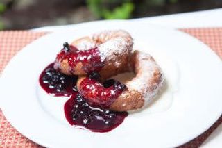 30% REDUCERE: Papanaşi cu smântână și gem de afine..