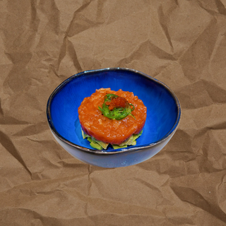 67. Tartar Salmón Con Aguacate Picante