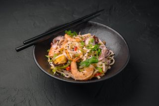 Udon cu fructe de mare