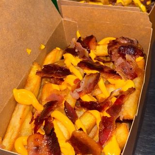 Patatine steakhouse con bacon e cheddar