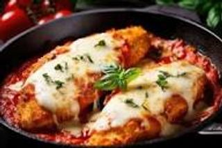 Pollo  Parmegiano cu Cartofi Prăjiți Aurii și Sos Rosii