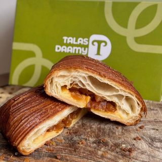 Круассан с карамельным яблоком и заварным кремом