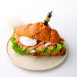 Круассан с семгой сливочным муссом и яйцом пашот
