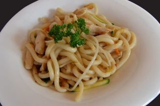 221 Udon con uova e verdure miste