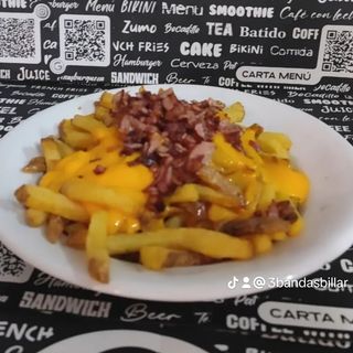 Tapa De Patatas Fritas Con Salsa Cheddar Y Bacon Ahumado