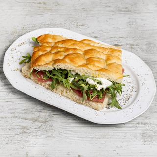 10. Carpaccio, Crema de Parmesano, Rúcula y Jugo de Limón