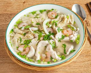 Zupa Wonton z kurczakiem i krewetkami, duża miska