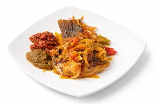 Carpe sautée aux légumes et attiéké