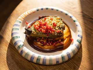 Баклажан, запечений з фетою, йогуртовим соусом та кунжутною пастою. (260г)