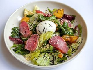 САЛАТ З ТУНЦЕМ ТАТАКІ, КАРТОПЛЕЮ ТА СОУСОМ ТОНАТО