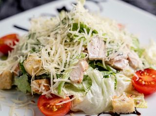Cezar salata sa piletinom 300 gr