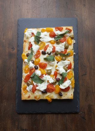 Pizza tris di olive, pomodorini rossi e gialli, bufala e basilico