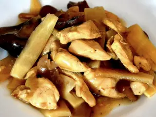 84.Pollo Con Bambú Y Setas