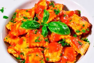 Ravioli de Carne con Salsa Bolognesa