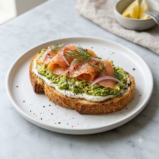 Tostada Con Salmón Ahumado, Crema De Queso Y Aguacate