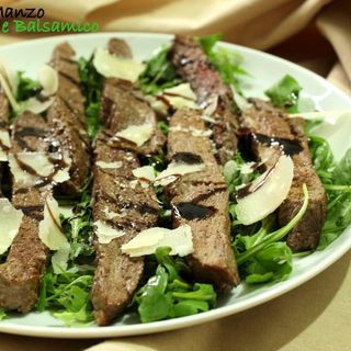 Tagliata di filetto con rucola, grana e pomodorini