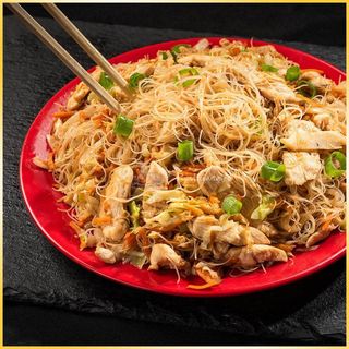 Noodles de orez cu legume si pui
