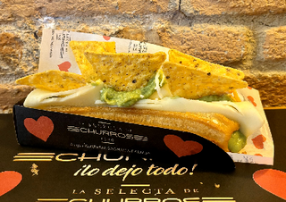 CHURRO NACHOS GUACAMOLE Y QUESO