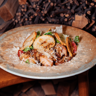 სალათი "ცეზარი" მაყალზე შემწვარი ქათმით 