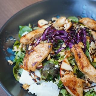 Ensalada De La Casa Con Pollo Asado