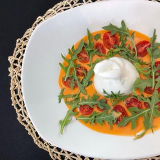 Burrata con salmorejo