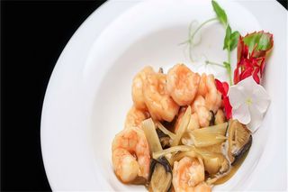 E5. Gamberi  con funghi e bambù