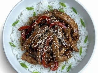 Wieprzowina stir-fry na ostro z warzywami i ryżem (420g)