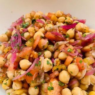 Ensalada Fresca De Garbanzos Y Vegetales De Temporada
