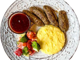 Kebab Lyula z puree ziemniaczanym i sałatką z warzywami