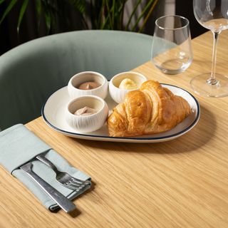 Croissant dulce cu toppinguri