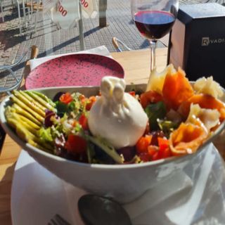 Ensalada De Ahumados, Aguacate Y Burrata