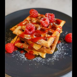 Gofre con sirope de fresa y chocolate 