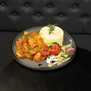 Tigaie de pui picanta cu legume si cartofi piure ( 480 gr ) 